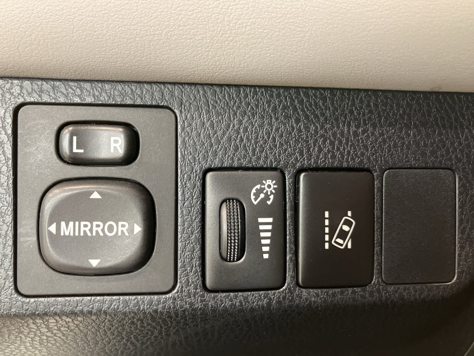 Thumbnail: 2017 Toyota RAV4 - 15