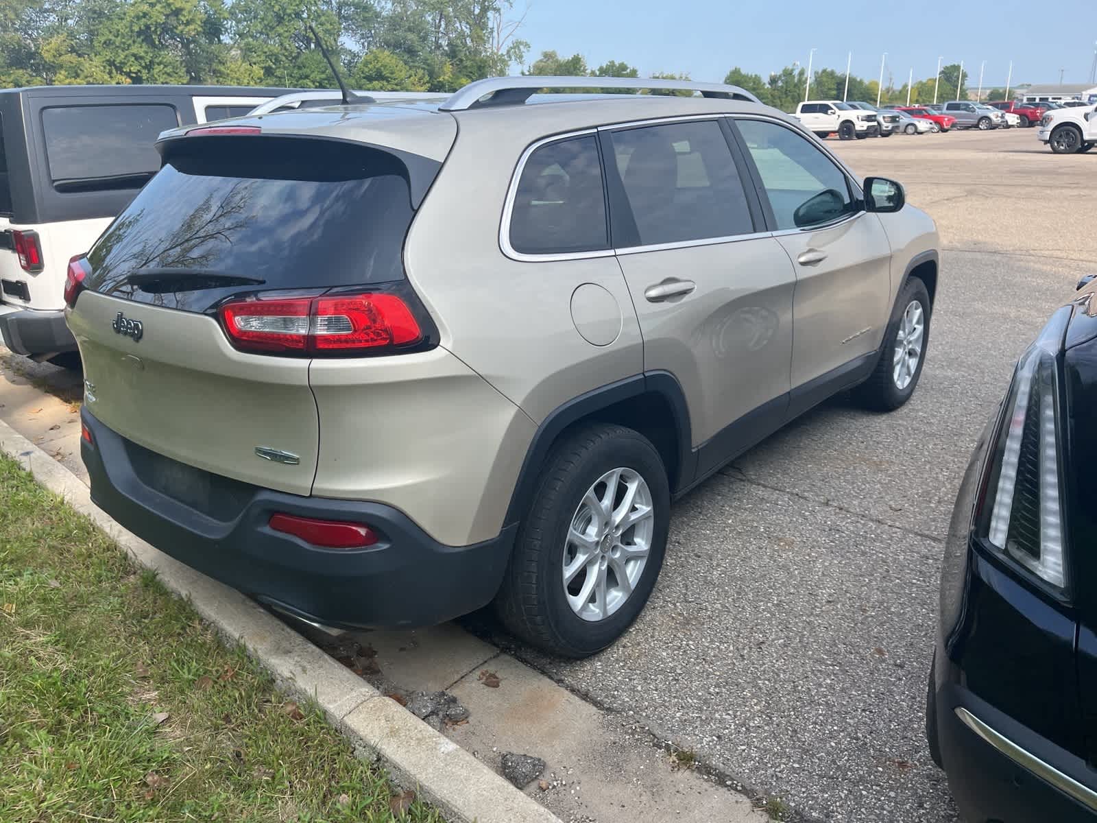 Thumbnail: 2015 Jeep Cherokee - 14