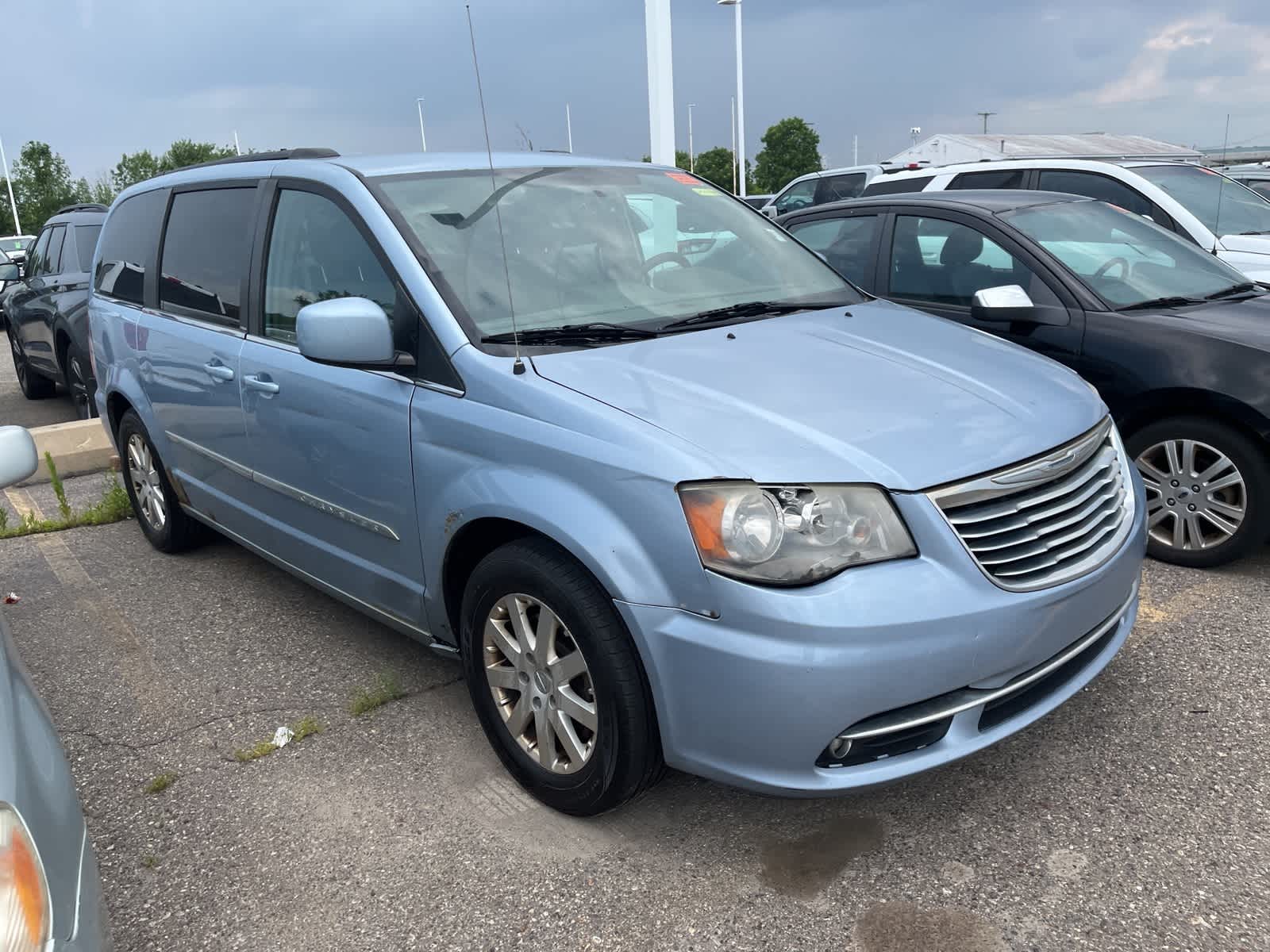 Thumbnail: 2013 Chrysler Town & Country - 18