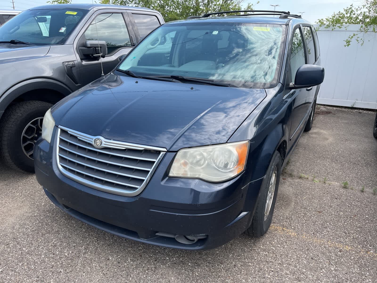 Thumbnail: 2008 Chrysler Town & Country - 3