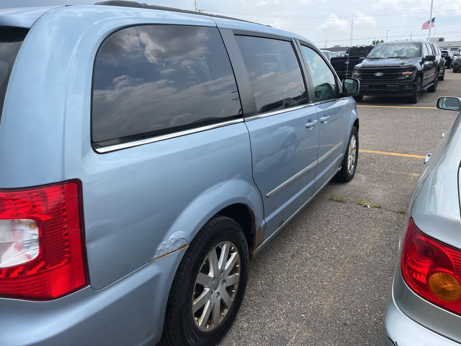 Thumbnail: 2013 Chrysler Town & Country - 15