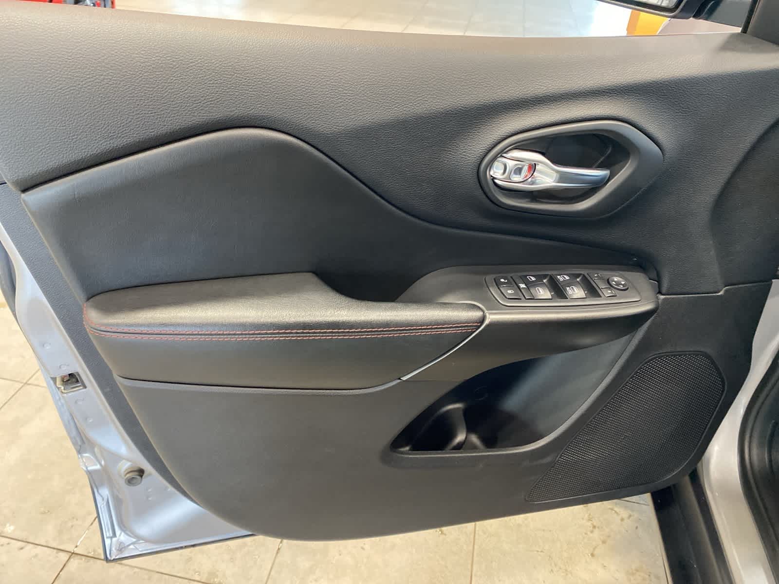 Thumbnail: 2020 Jeep Cherokee - 17