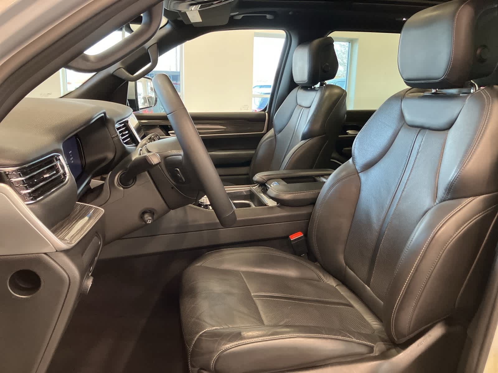 Thumbnail: 2022 Jeep Wagoneer - 12