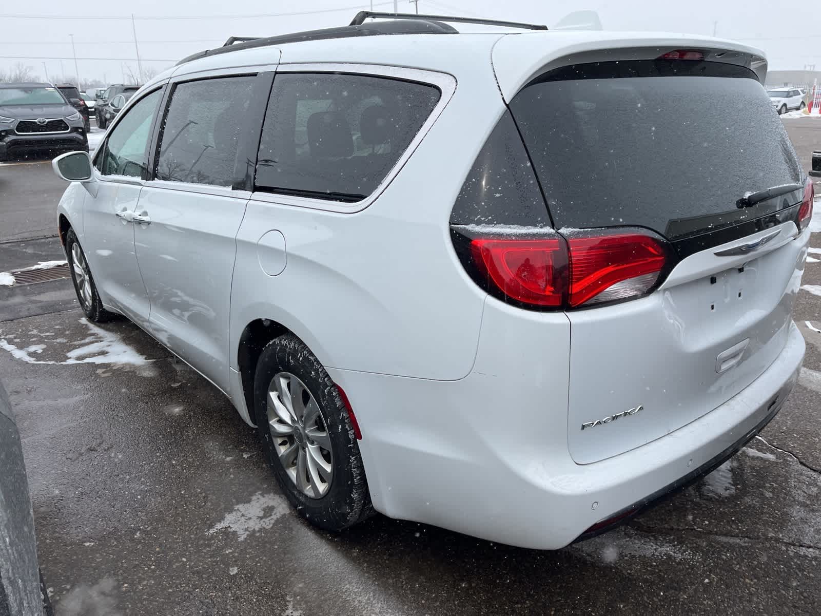 Thumbnail: 2018 Chrysler Pacifica - 9