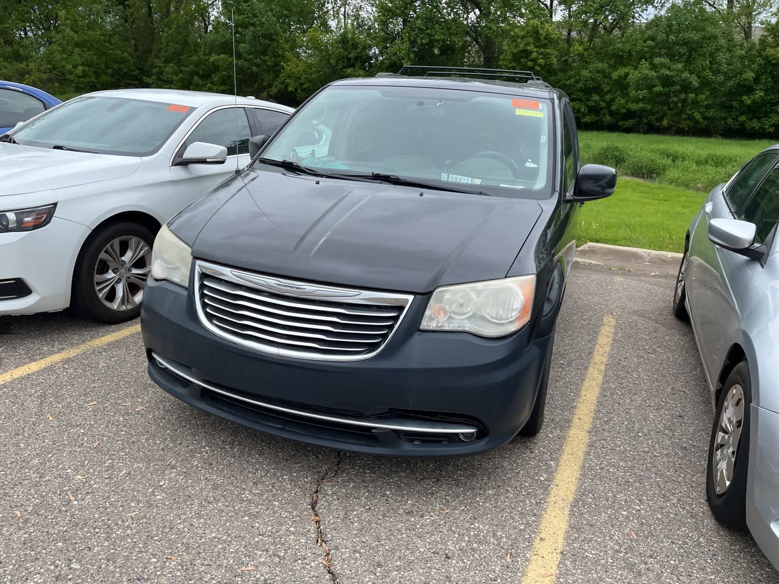 Thumbnail: 2012 Chrysler Town & Country - 4