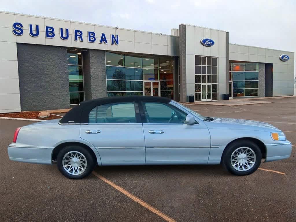 2000 Lincoln Town Car Signature 9
