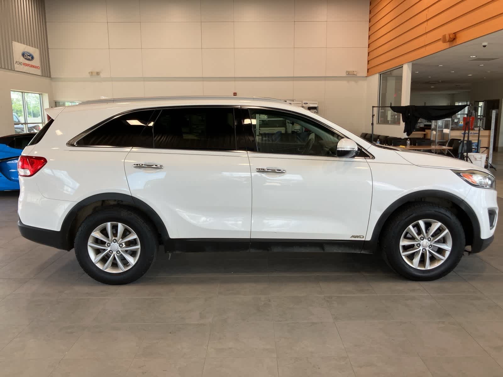 Thumbnail: 2016 Kia Sorento - 4