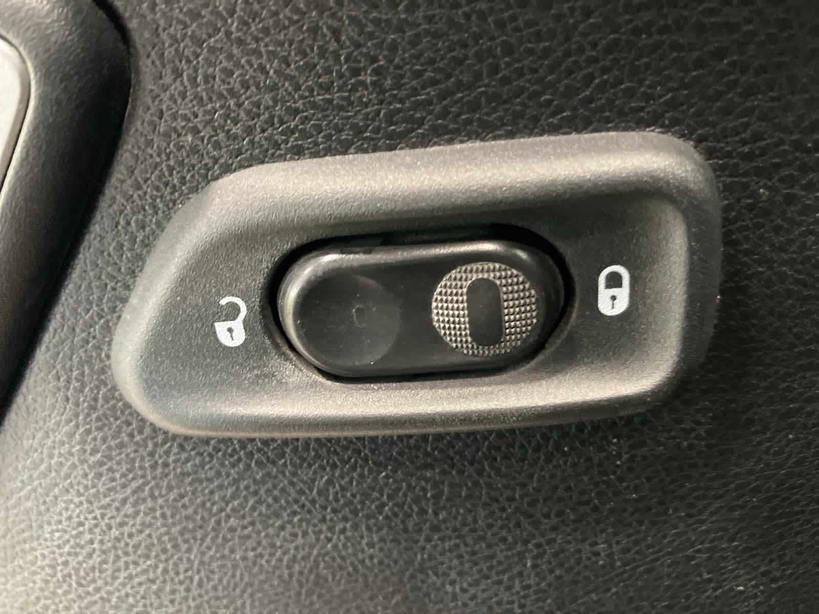 Thumbnail: 2012 Jeep Wrangler - 12