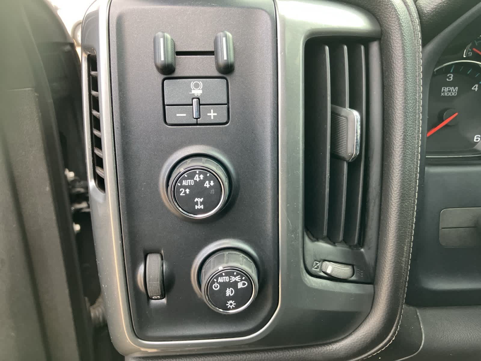Thumbnail: 2015 Chevrolet Silverado 1500 - 12
