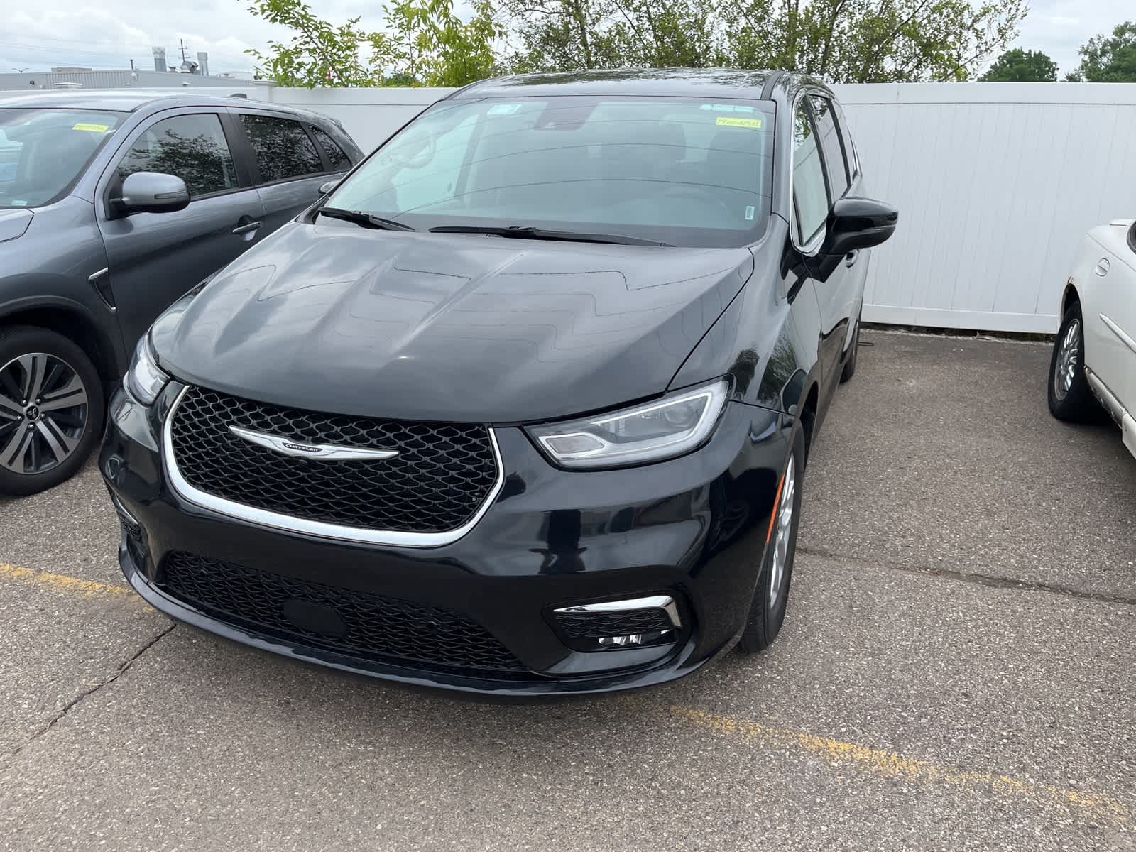 Thumbnail: 2023 Chrysler Pacifica - 4