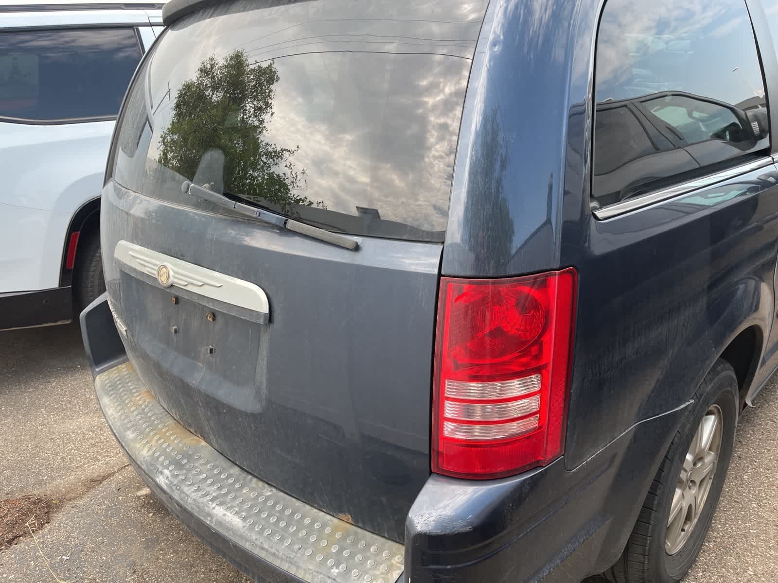 Thumbnail: 2008 Chrysler Town & Country - 11