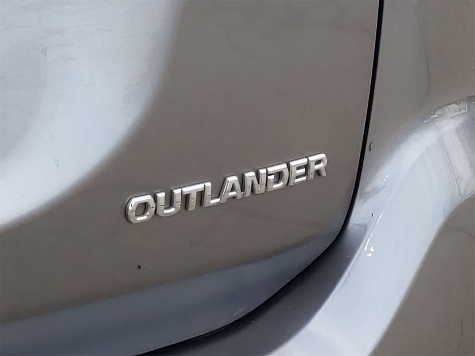 2019 Mitsubishi Outlander LE 13