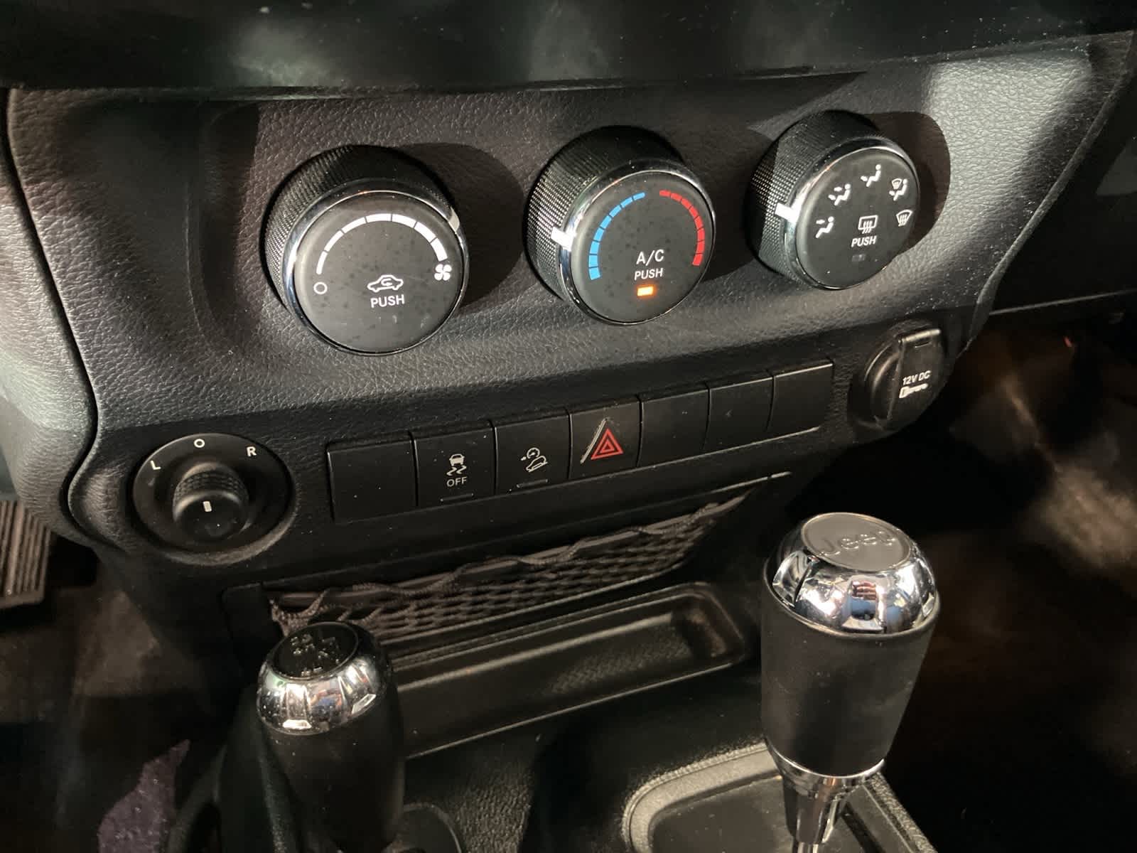 Thumbnail: 2017 Jeep Wrangler - 14