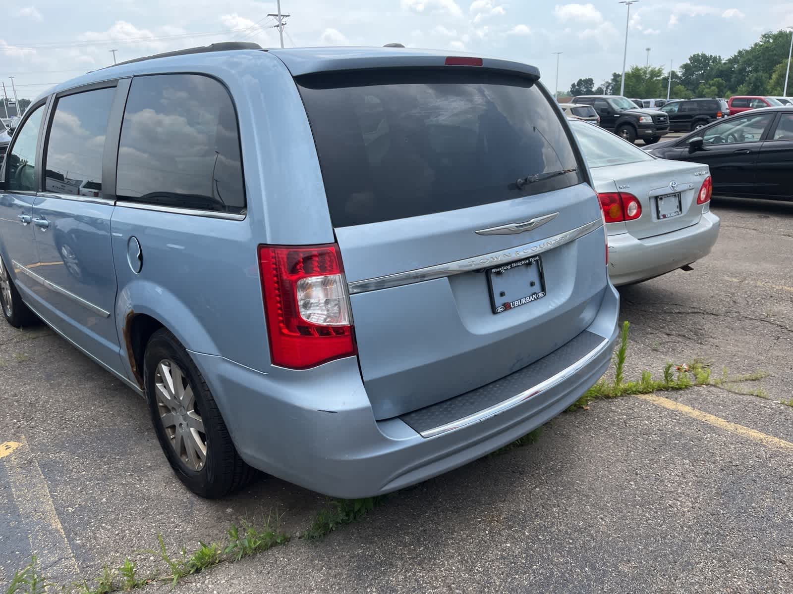 Thumbnail: 2013 Chrysler Town & Country - 11