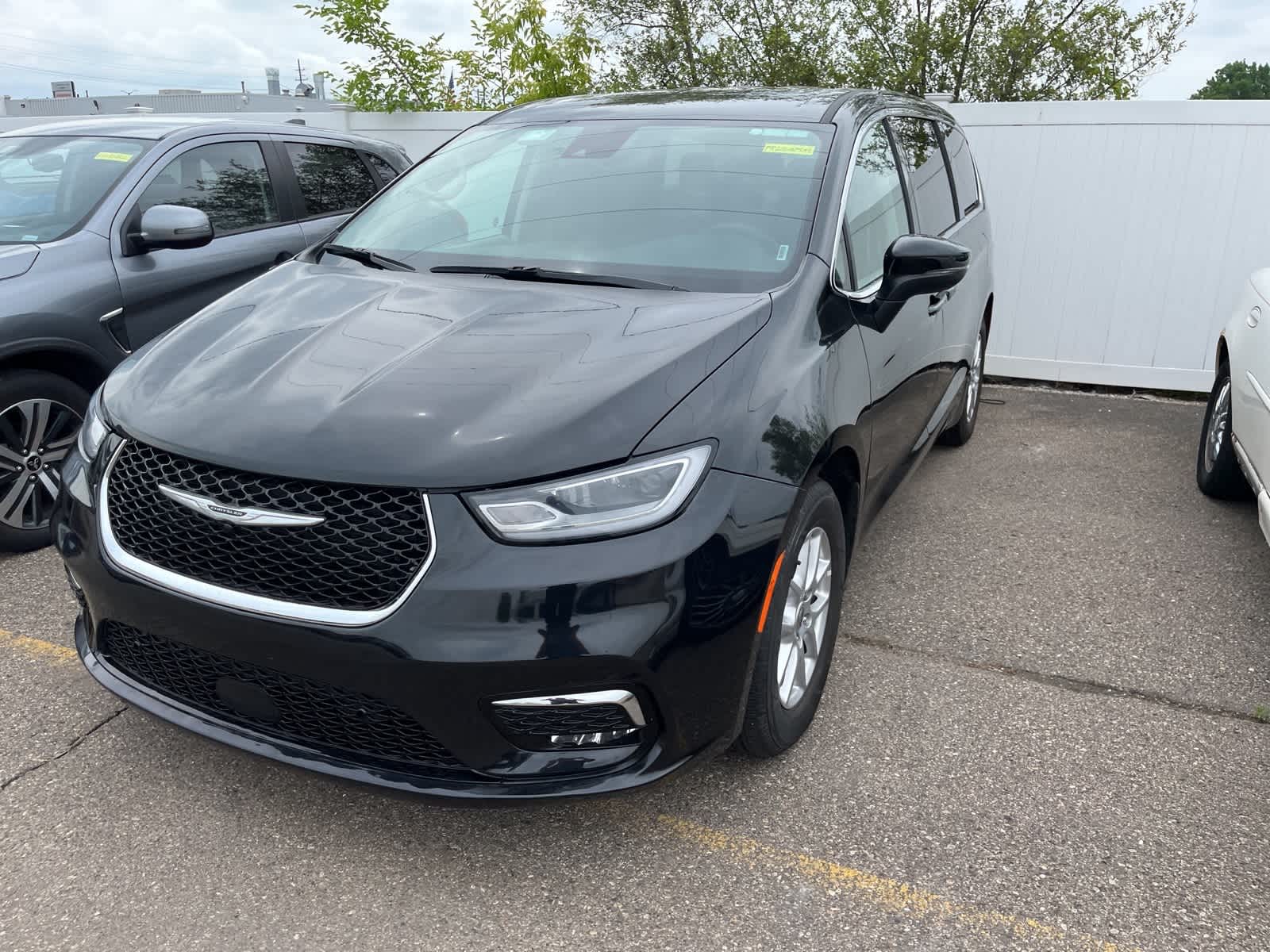 Thumbnail: 2023 Chrysler Pacifica - 3