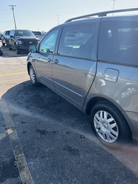 2004 Toyota Sienna LE 3