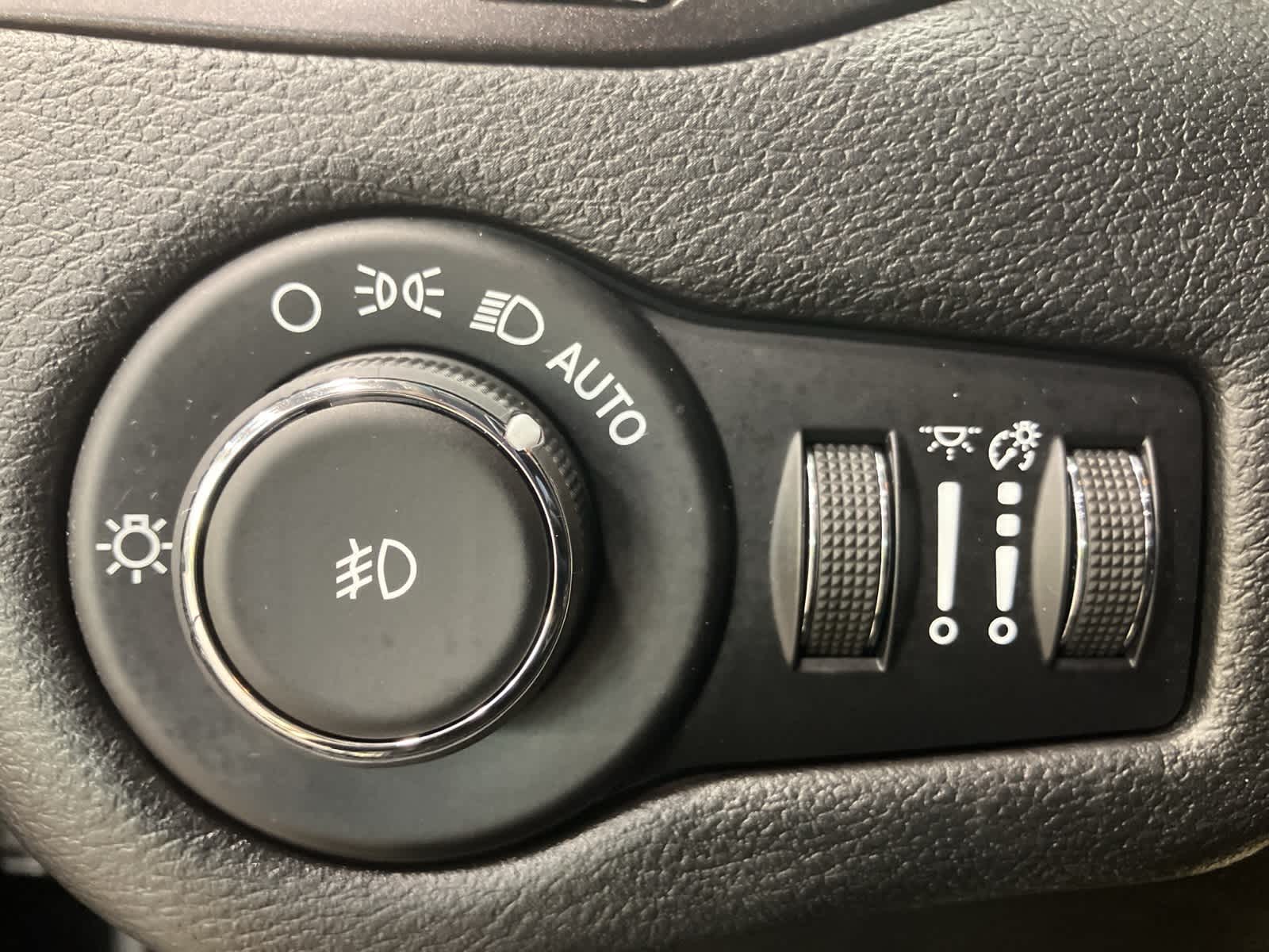 Thumbnail: 2019 Jeep Cherokee - 13