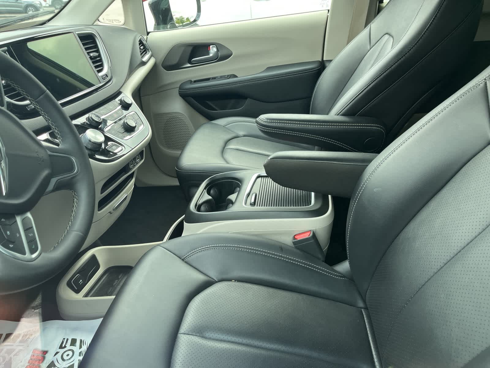 Thumbnail: 2024 Chrysler Pacifica - 22