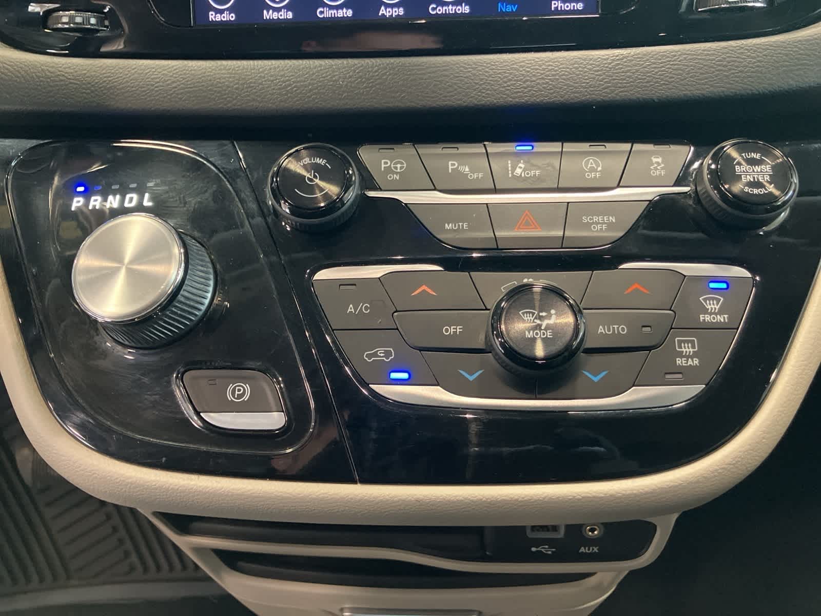 Thumbnail: 2018 Chrysler Pacifica - 17