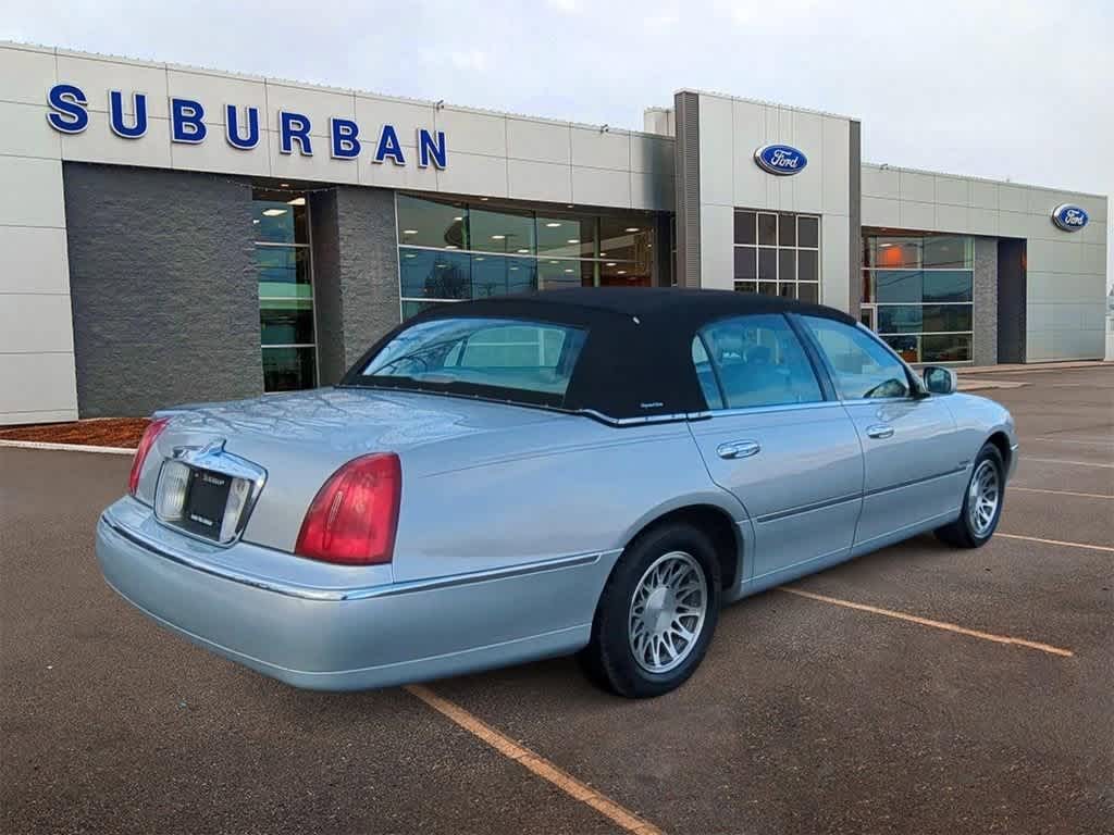 2000 Lincoln Town Car Signature 8
