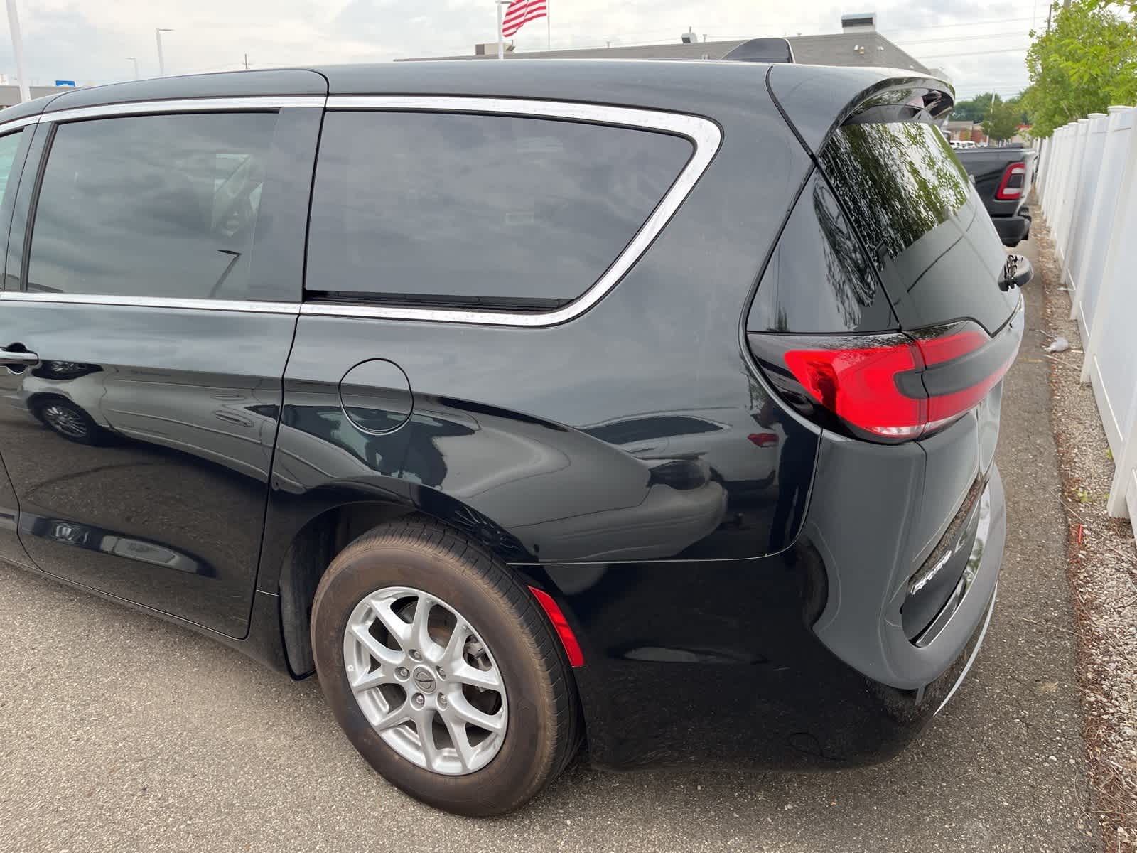 Thumbnail: 2023 Chrysler Pacifica - 9