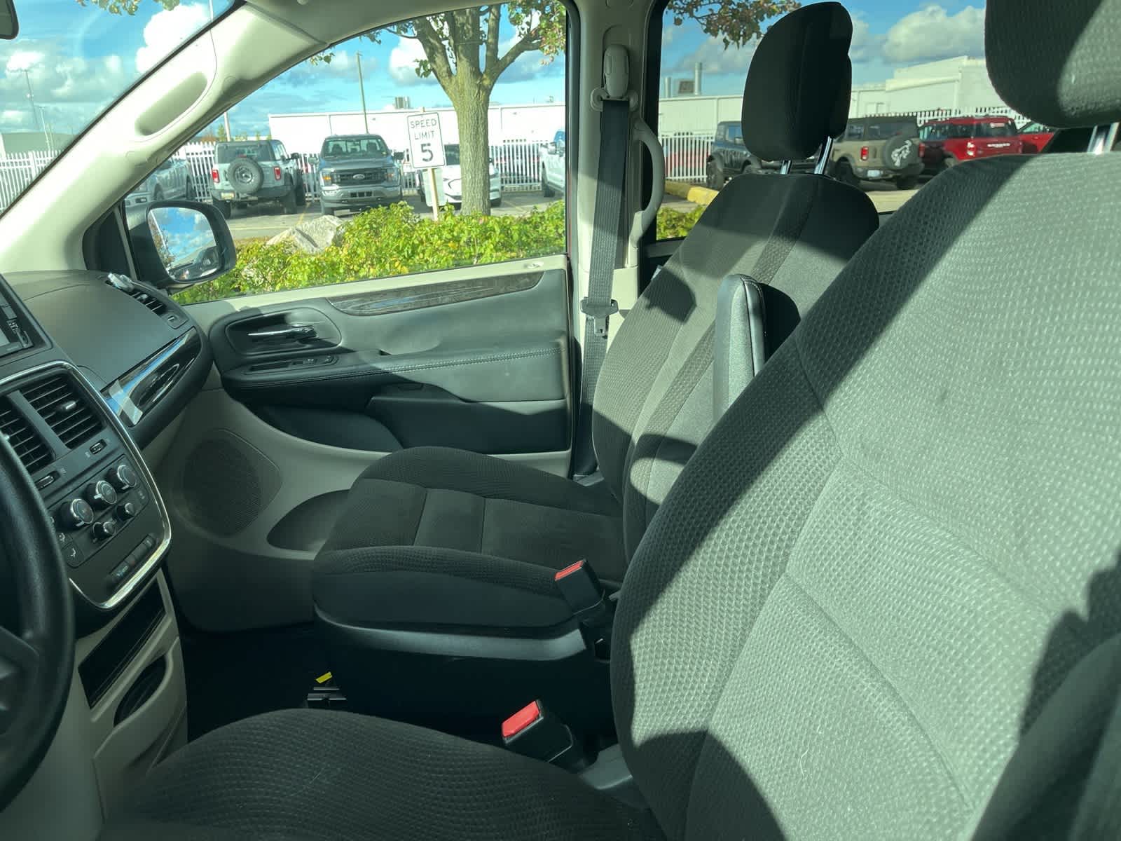 Thumbnail: 2018 Dodge Grand Caravan - 23