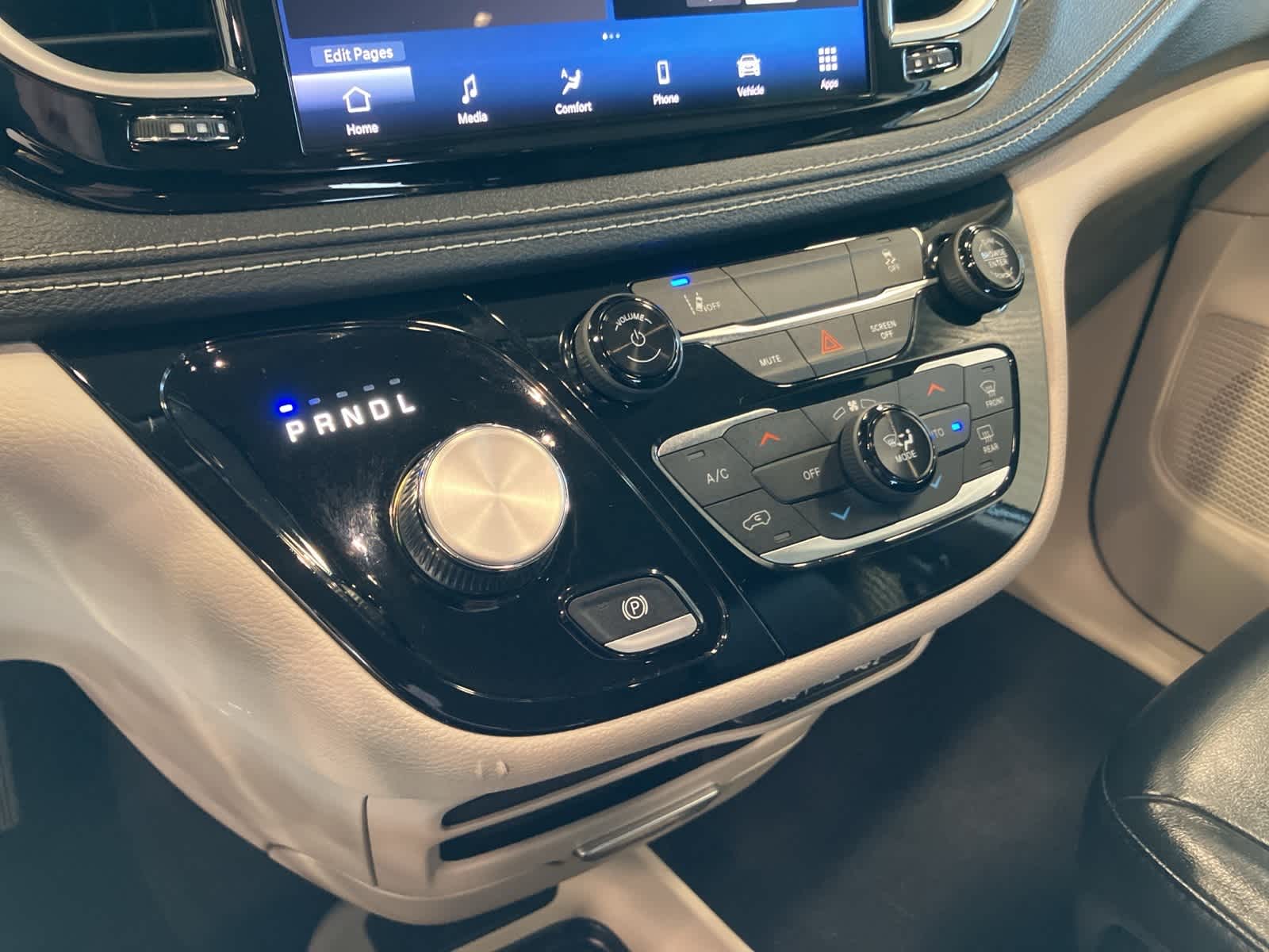 Thumbnail: 2022 Chrysler Pacifica - 20