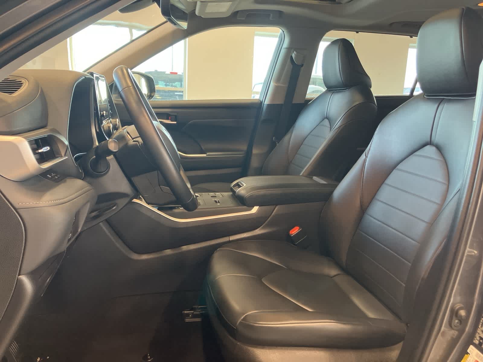 Thumbnail: 2023 Toyota Highlander - 12