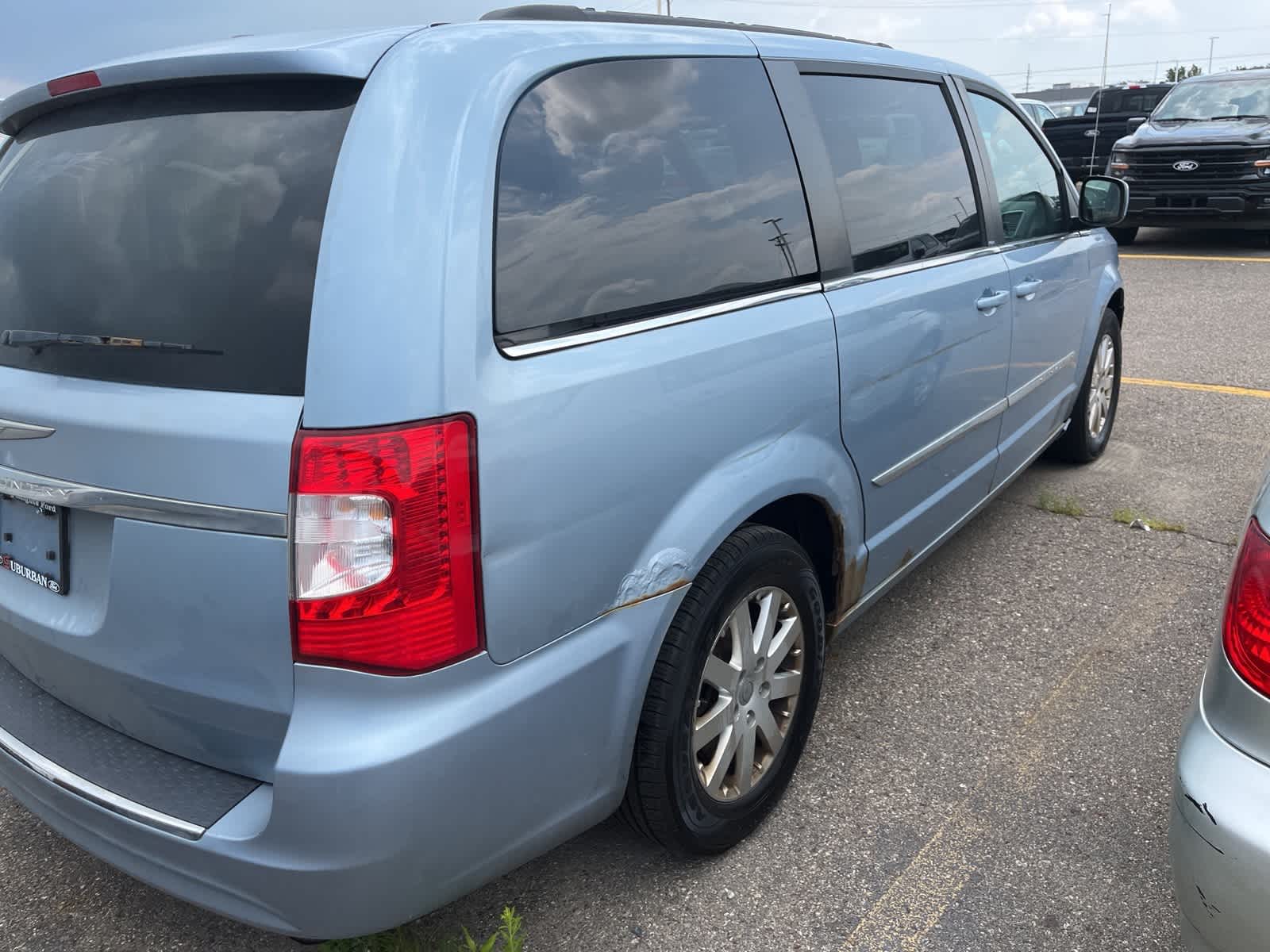 Thumbnail: 2013 Chrysler Town & Country - 14