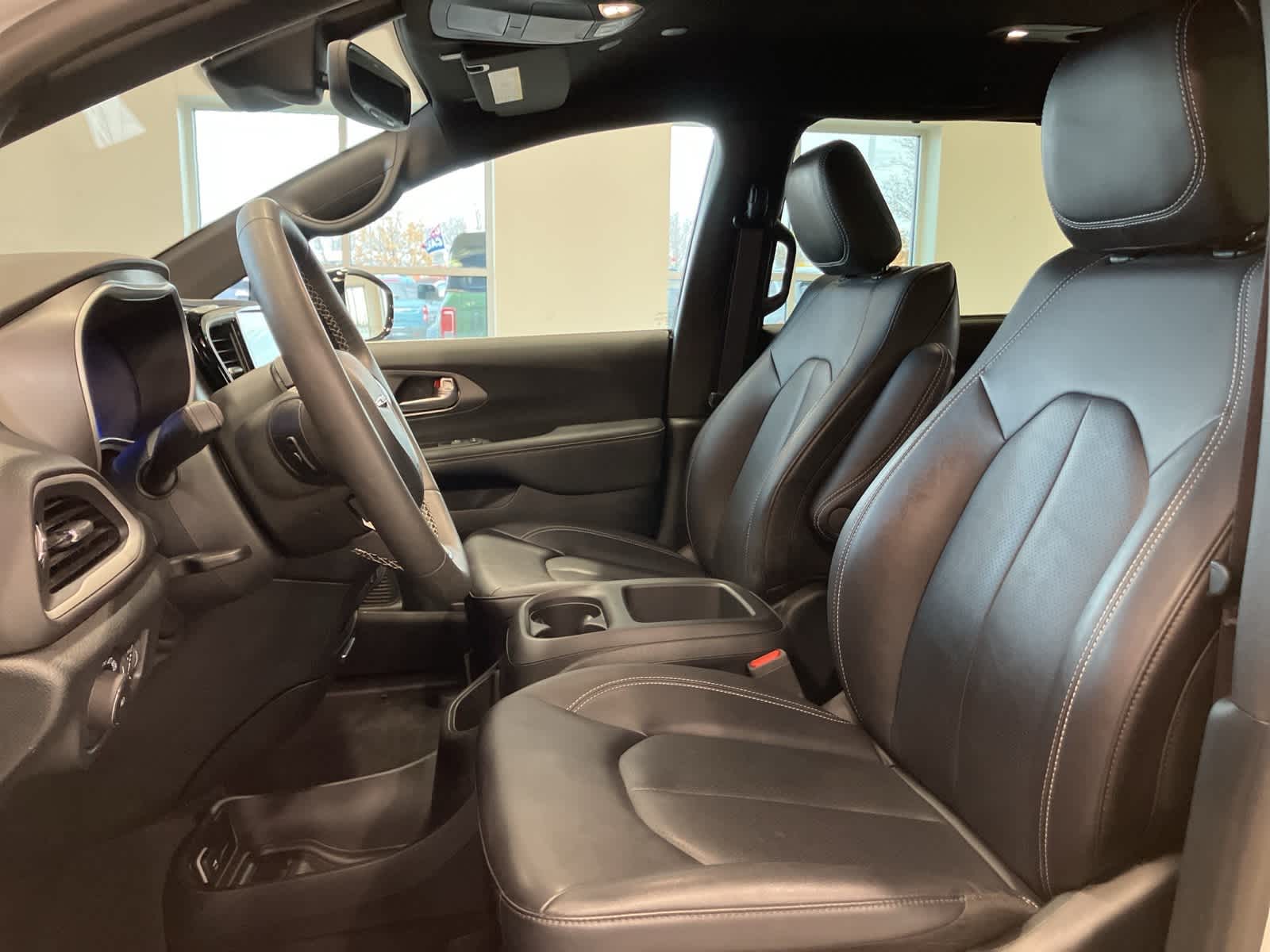 Thumbnail: 2025 Chrysler Pacifica - 10