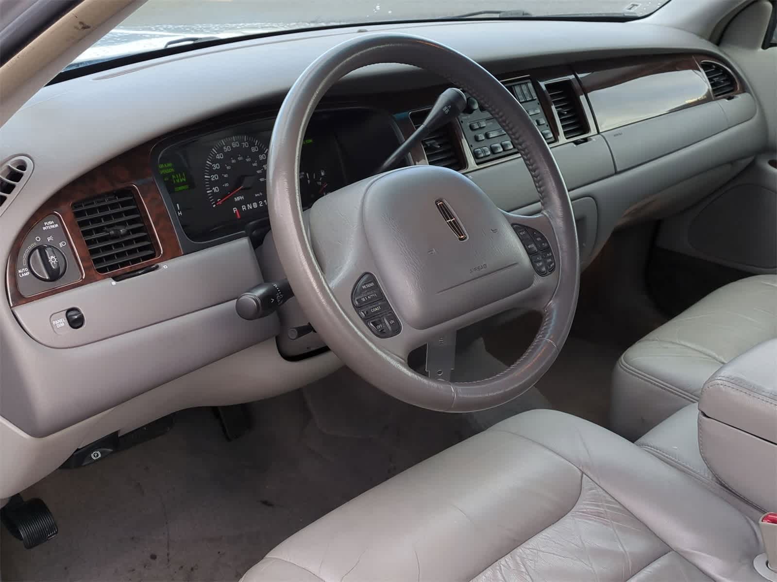 2000 Lincoln Town Car Signature 10