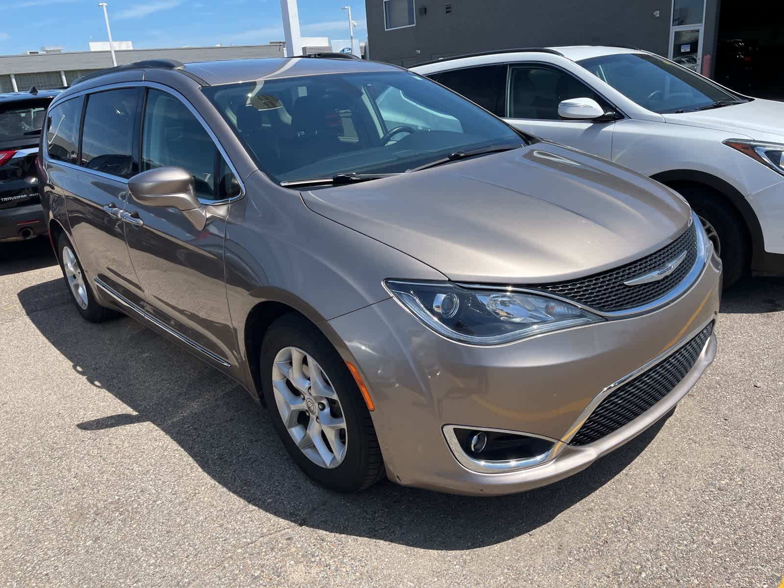 Thumbnail: 2017 Chrysler Pacifica - 18