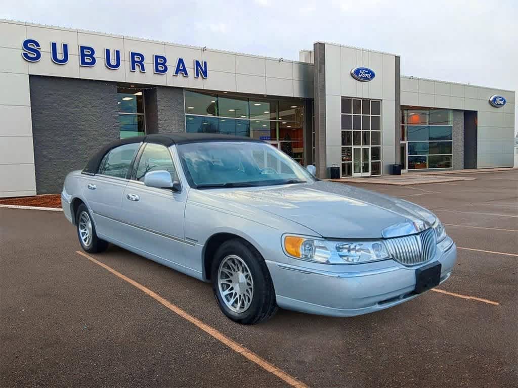 2000 Lincoln Town Car Signature 2
