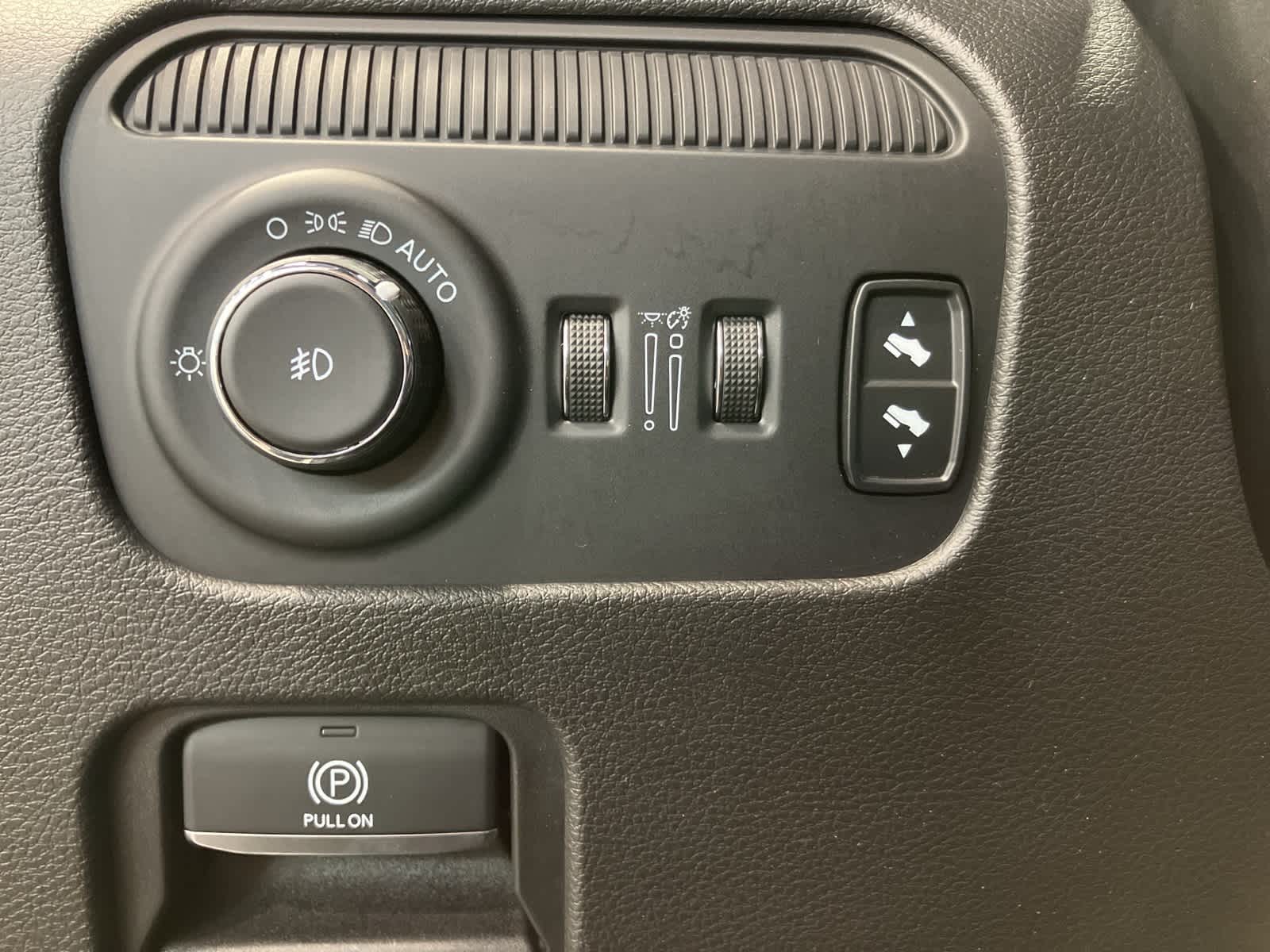 Thumbnail: 2022 Jeep Wagoneer - 17