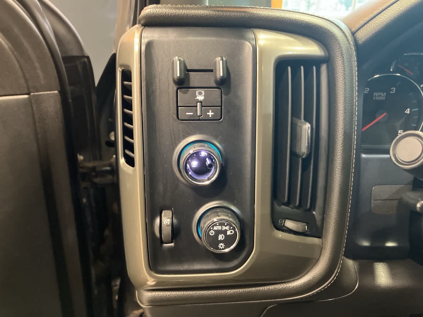 Thumbnail: 2018 Chevrolet Silverado 2500 - 17