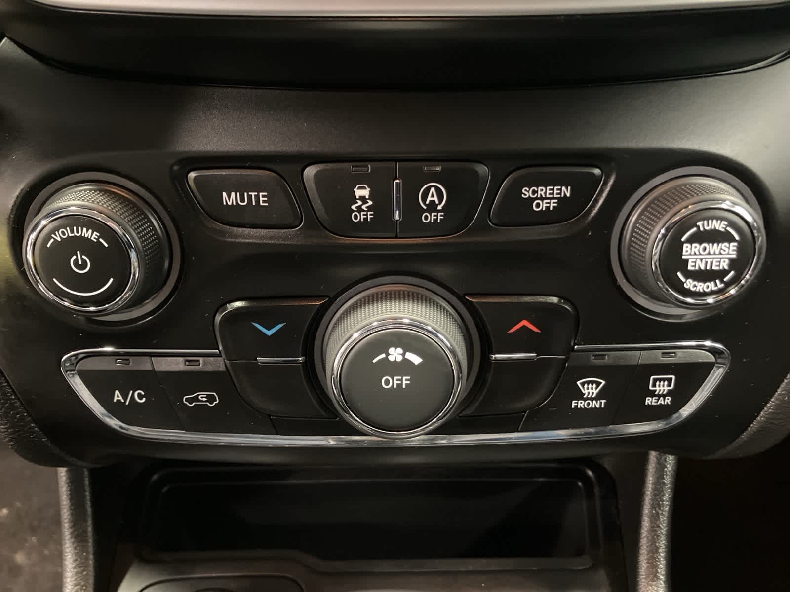 Thumbnail: 2020 Jeep Cherokee - 18