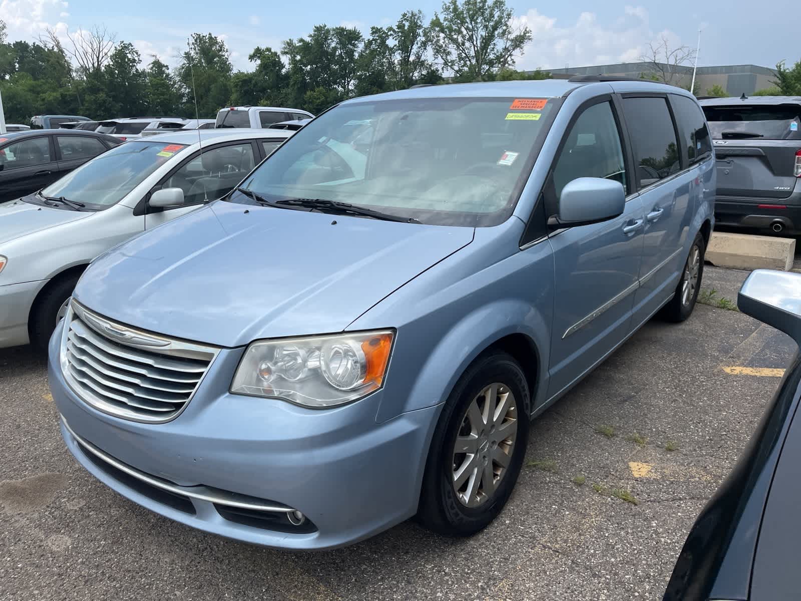 Thumbnail: 2013 Chrysler Town & Country - 3