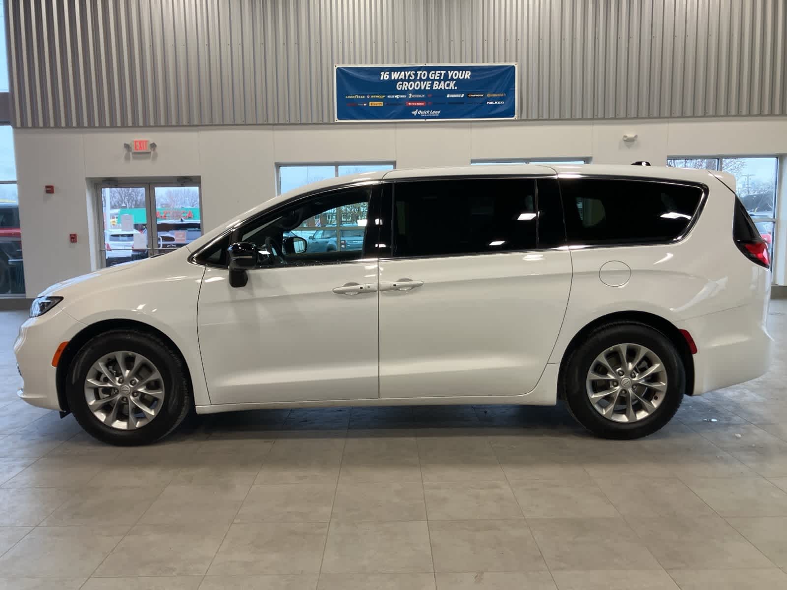 Thumbnail: 2026 Chrysler Pacifica - 8