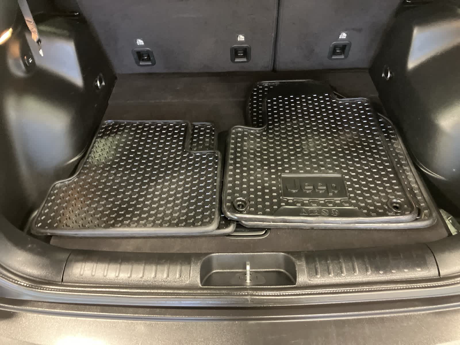 Thumbnail: 2020 Jeep Cherokee - 31