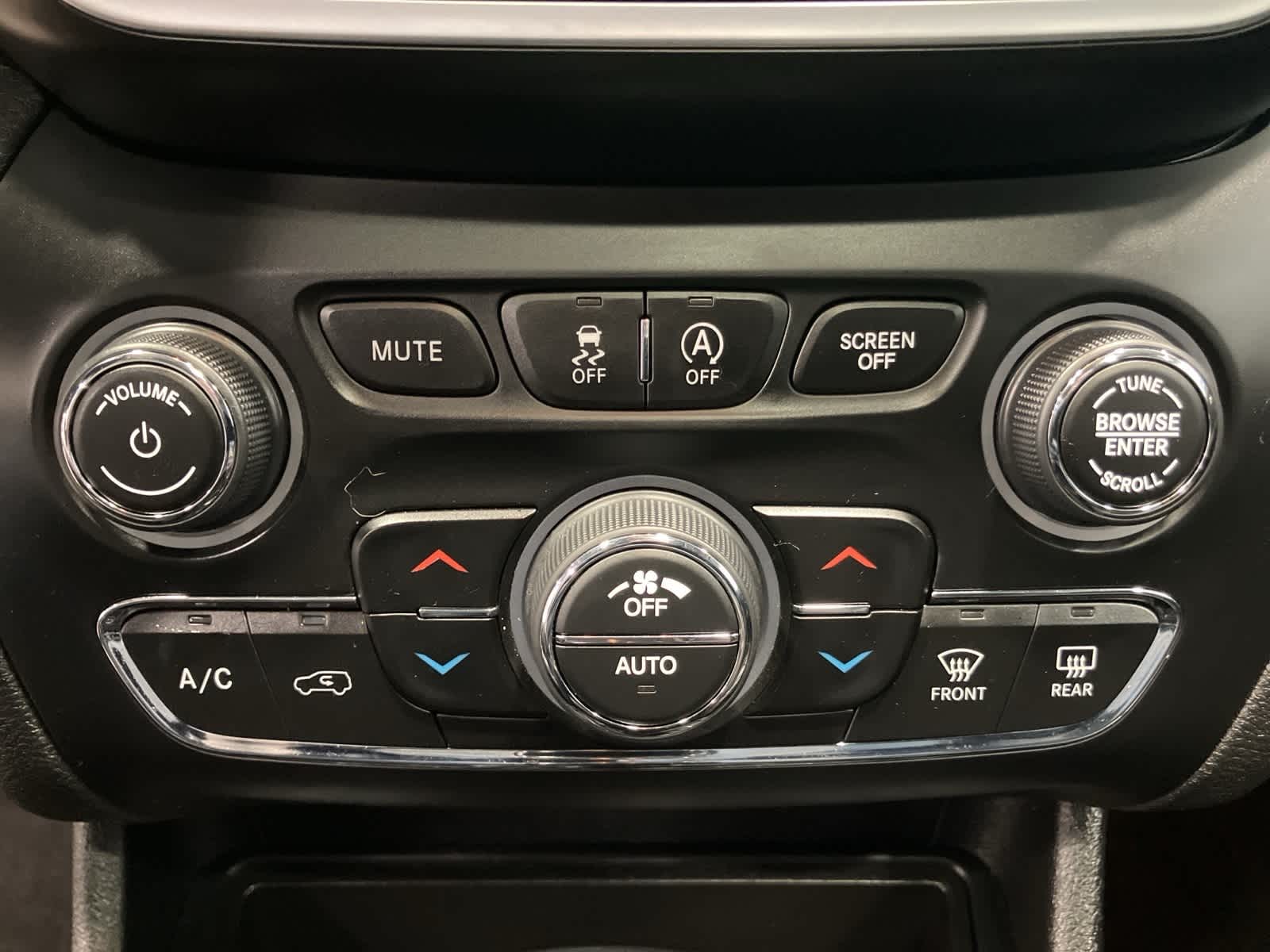 Thumbnail: 2021 Jeep Cherokee - 18