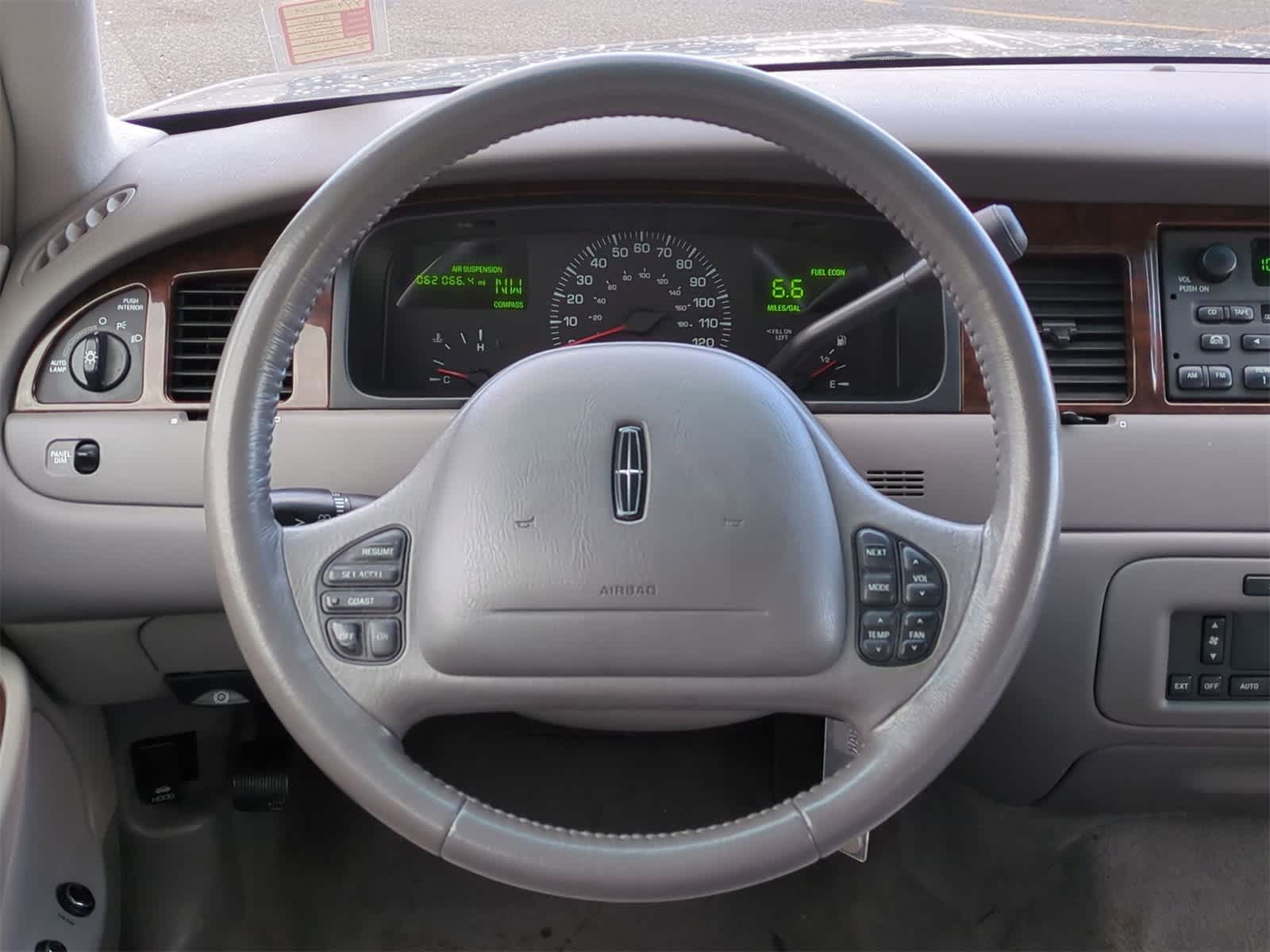 2000 Lincoln Town Car Signature 21