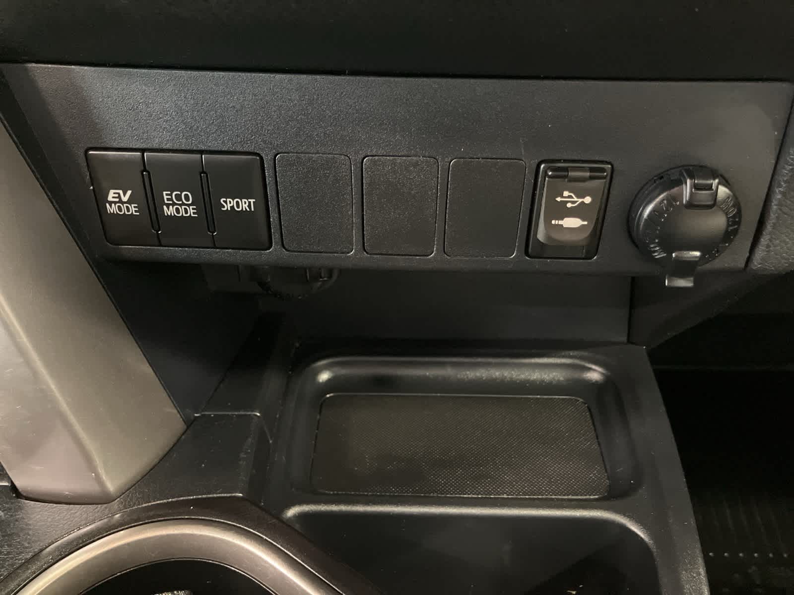 Thumbnail: 2017 Toyota RAV4 - 18