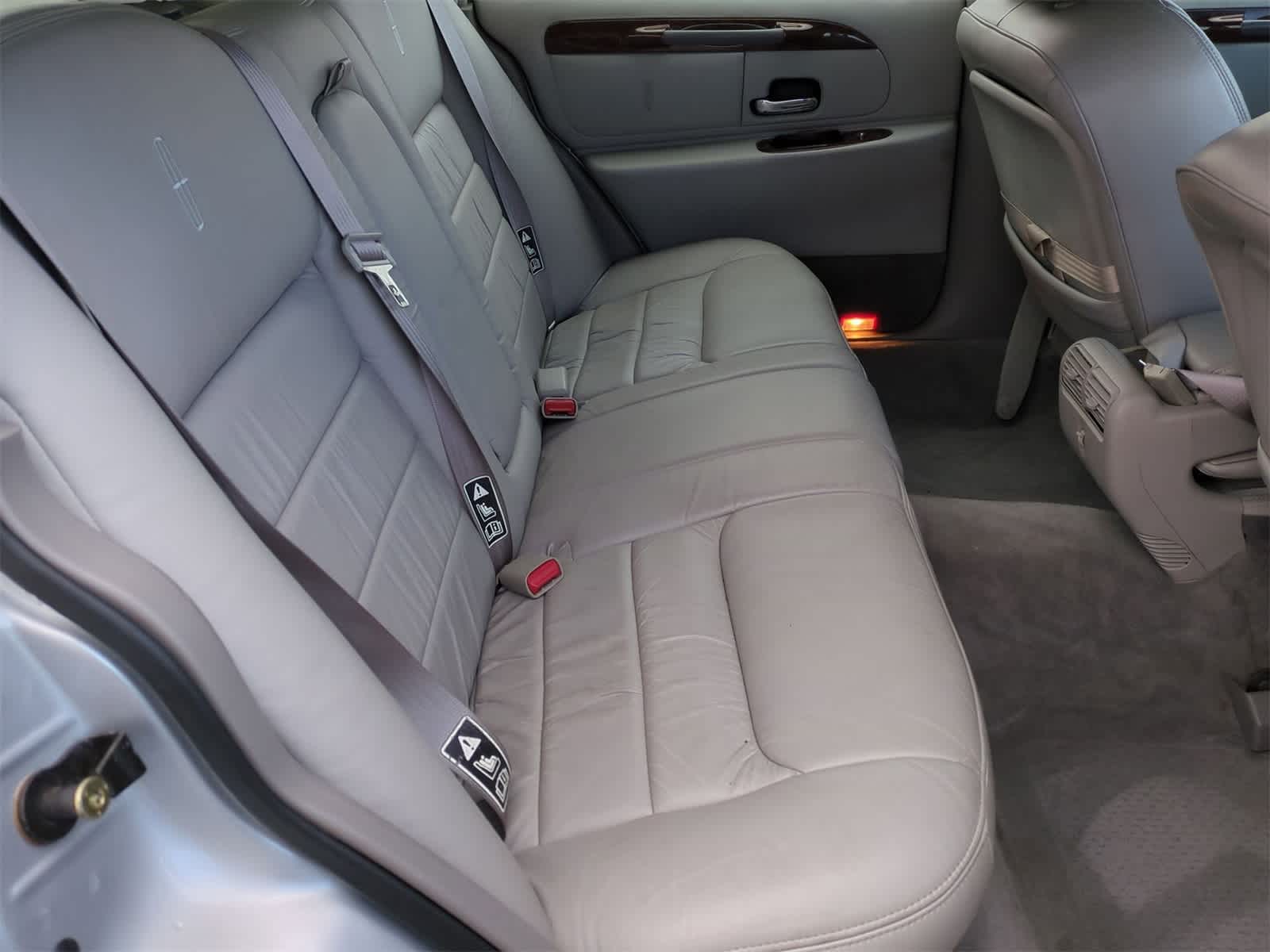 2000 Lincoln Town Car Signature 19