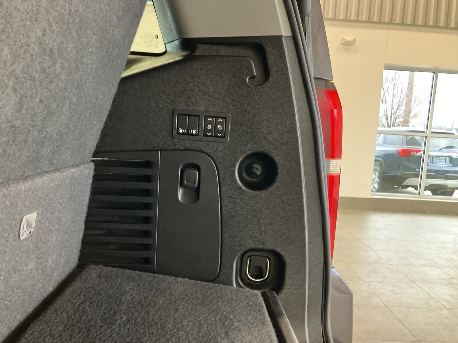 Thumbnail: 2015 Chevrolet Tahoe - 37