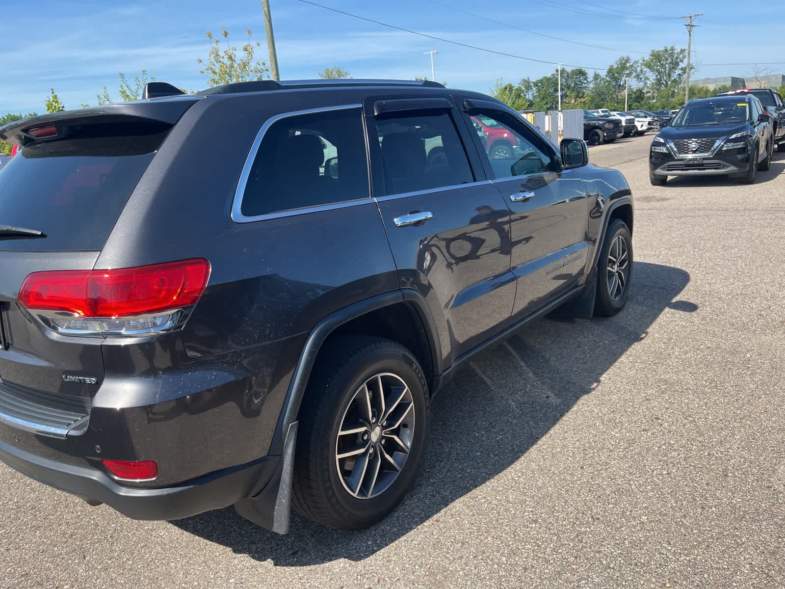 Thumbnail: 2017 Jeep Grand Cherokee - 14