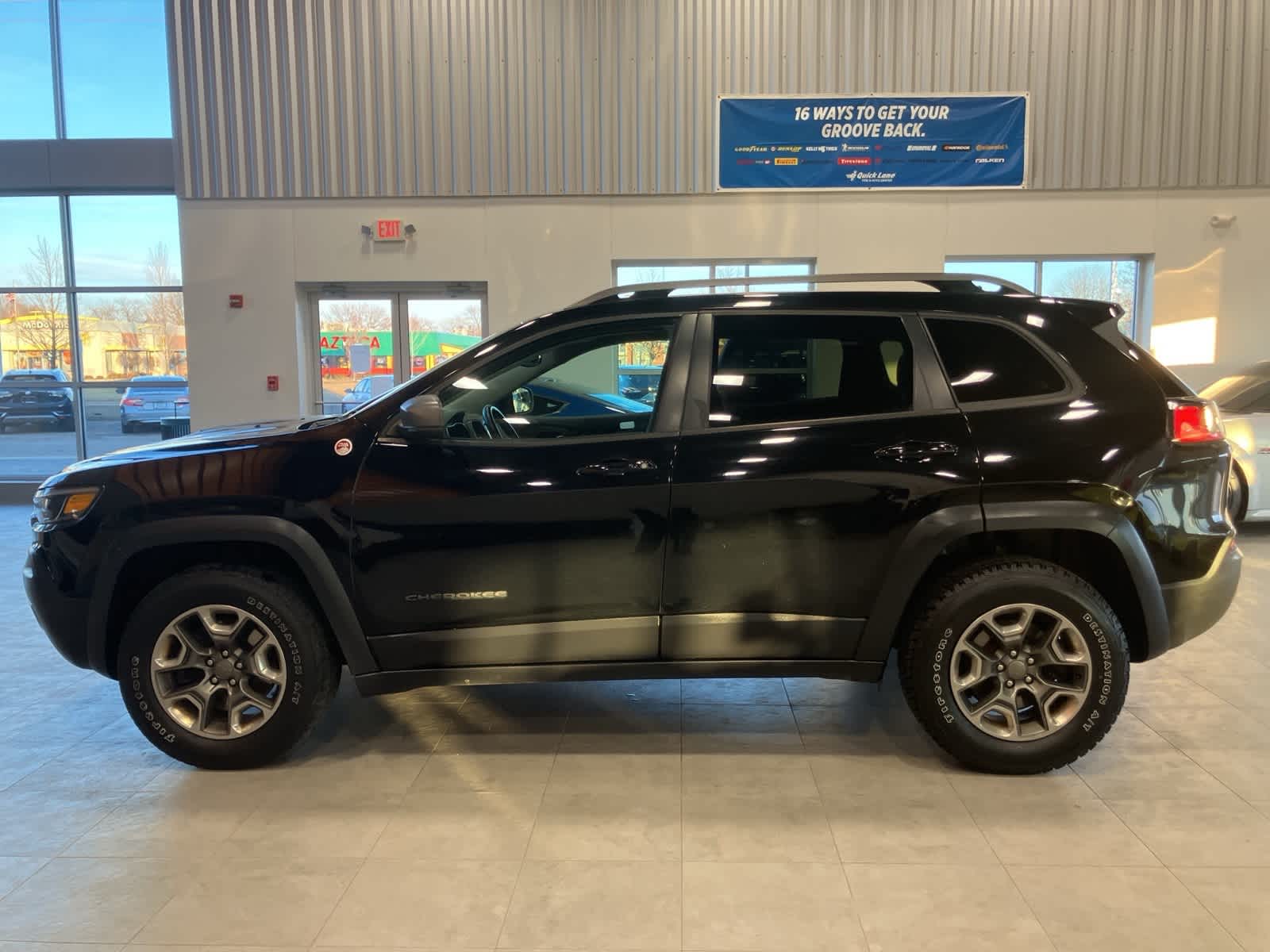 Thumbnail: 2019 Jeep Cherokee - 8