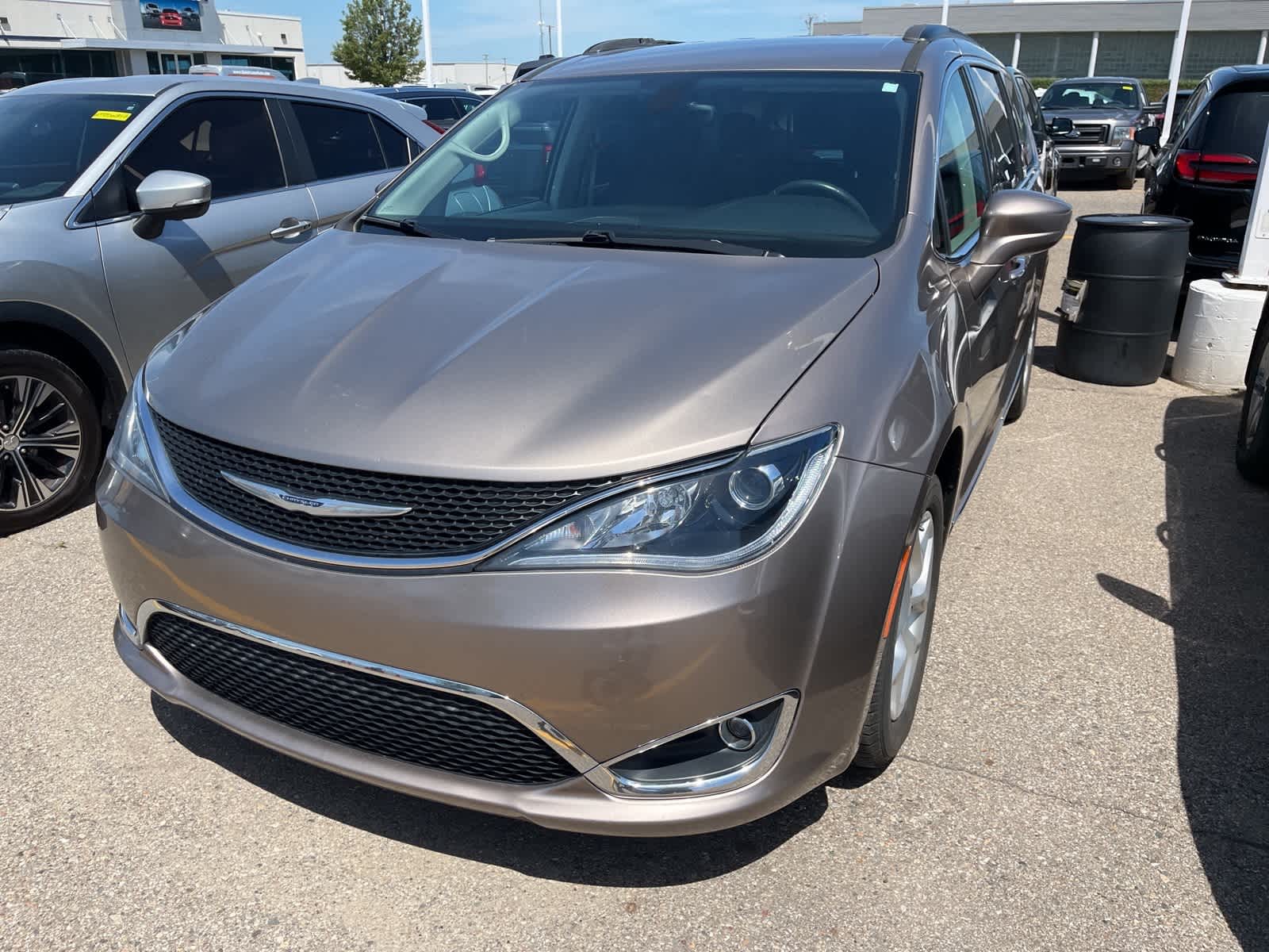 Thumbnail: 2017 Chrysler Pacifica - 3