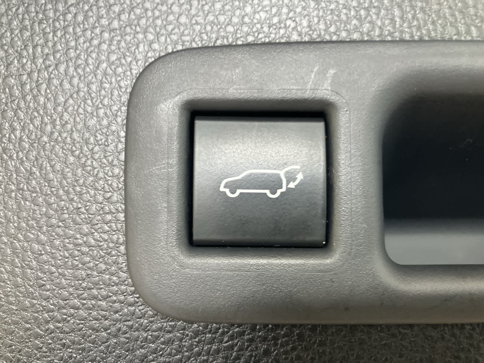 Thumbnail: 2023 Toyota Highlander - 32