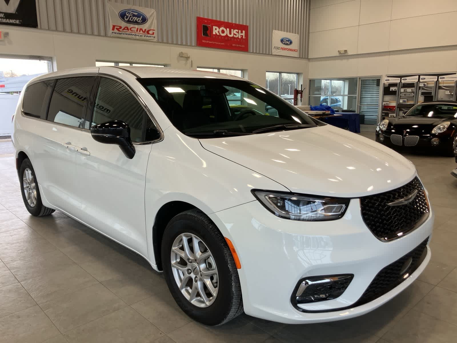 Thumbnail: 2025 Chrysler Pacifica - 3