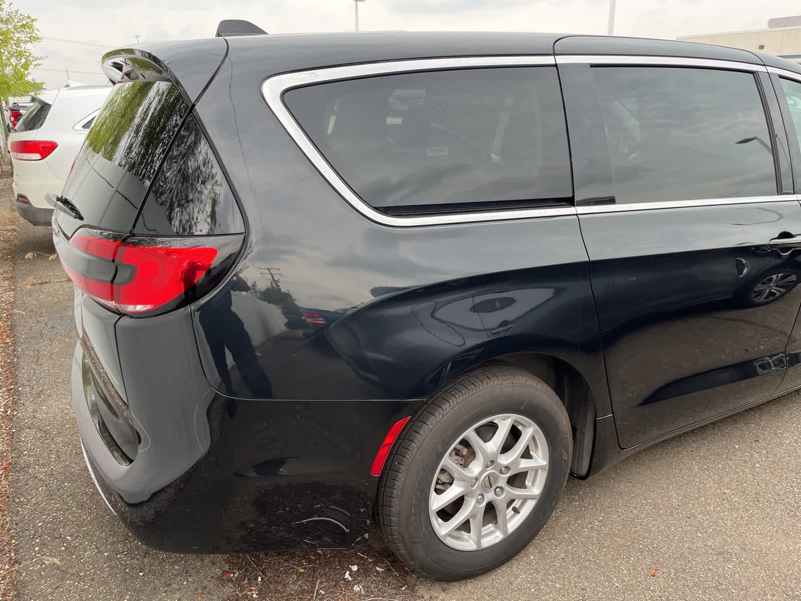 Thumbnail: 2023 Chrysler Pacifica - 13